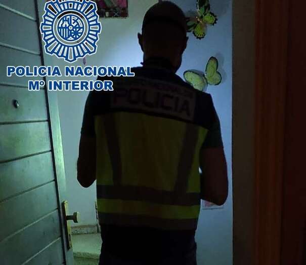 Un agente de la Policía Nacional en el interior del domicilio/TA. Un agente de la Policía Nacional en el interior del domicilio/TA.